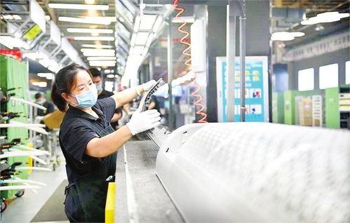 邯鄲美的制冷設(shè)備工人在生產(chǎn)線上組裝產(chǎn)品